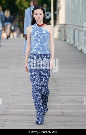 Parigi, Frankreich. 23 giugno 2023. KENZO Primavera Estate 2024 Runway durante la settimana della moda di Parigi il 2023 giugno - Parigi; Francia 23/06/2023 credito: dpa/Alamy Live News Foto Stock