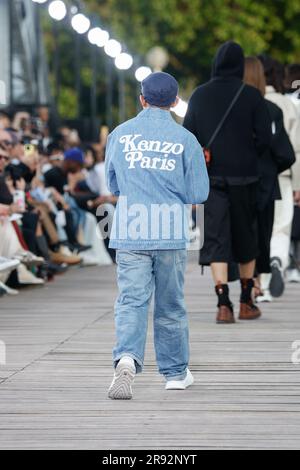 Parigi, Frankreich. 23 giugno 2023. KENZO Primavera Estate 2024 Runway durante la settimana della moda di Parigi il 2023 giugno - Parigi; Francia 23/06/2023 credito: dpa/Alamy Live News Foto Stock