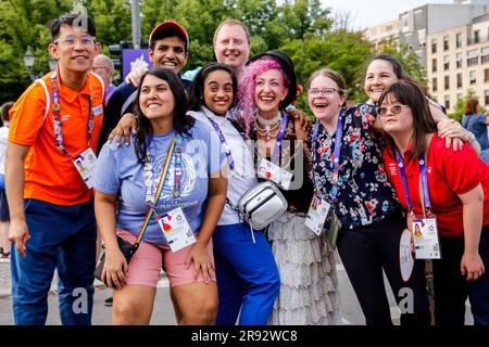 Berlino, Germania. 22 giugno 2023. I partecipanti posano di essere fotografati mentre si divertono alla festa di strada per gli atleti e i sostenitori delle Olimpiadi speciali. Summer World Games Berlin 2023 di fronte alla porta di Brandeburgo nel centro di Berlino. I Giochi di Berlino 2023 ospitano 7000 atleti con disabilità di apprendimento provenienti da quasi 190 paesi. Special Olympics è un'organizzazione internazionale di beneficenza che mira a includere le persone con disabilità di apprendimento nel regno degli sport olimpici. Berlino 2023 è il più grande evento sportivo e benefico del 2023. Credito: SOPA Images Limited/Alamy Live News Foto Stock