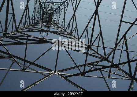 Un'immagine fotografica orizzontale che guarda verso l'alto mentre si è in piedi sotto una torre idrografica a Thunder Bay, Ontario, Canada. Foto Stock