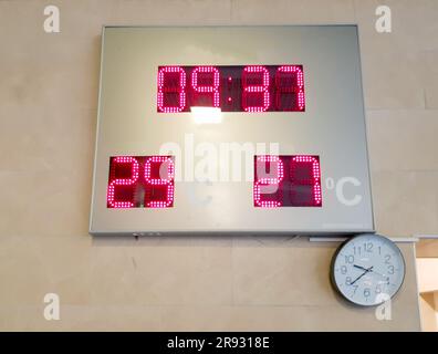 Display a LED con temperatura dell'aria e dell'acqua, orologio classico a parete 24 ore su 24 Foto Stock