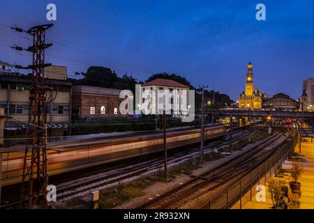 Facciata dell'edificio storico, sede della stazione ferroviaria di Luz e del Museo della lingua portoghese, con il movimento dei treni nelle manovre Foto Stock