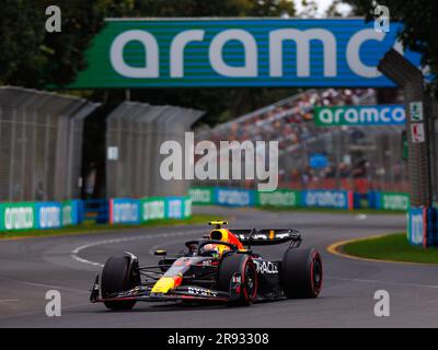 Sergio Perez (mex) del team Red Bull durante le FP3 al Gran Premio di Formula uno australiano all'Albert Park Street Circuit il 1 aprile 2023. Foto Stock