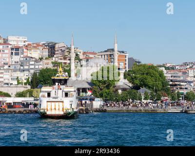 Traghetto passeggeri attraccato nella città di Uskudar con la moschea del sultano Mihrimah a Istanbul in Turchia, visto dal Mare del Bosforo (noto anche come Bosforo) Foto Stock