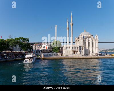 Grande Moschea Mecidiye (Moschea Ortaköy) sul lungomare di Ortakoy, distretto di Beşiktaş, Istanbul, Turchia Foto Stock