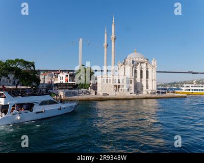 Grande Moschea Mecidiye (Moschea Ortaköy) sul lungomare di Ortakoy, distretto di Beşiktaş, Istanbul, Turchia Foto Stock