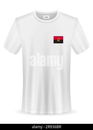 T-shirt con bandiera Angola su sfondo bianco. Illustrazione vettoriale. Foto Stock