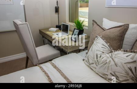 Scrivania e sedia da ufficio nella camera da letto Foto Stock