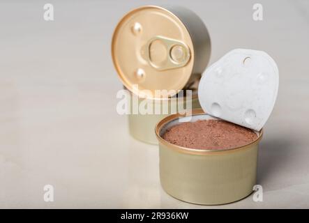 Diverse lattine di cibo gatto. Messa a fuoco selettiva. Foto Stock