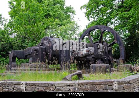 Mulino a martelli inclinabili vintage e alberi sullo sfondo. Abbeydale Industrial Hamlet, musei di Sheffield Foto Stock