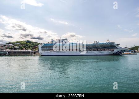 La nave da crociera Diamond Princess è ormeggiata a Keelung, Taiwan, per la prima volta da quando il blocco pandemico ha interrotto il viaggio Foto Stock