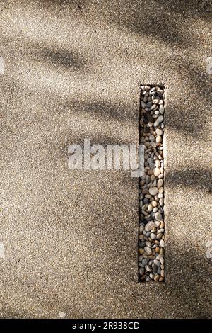 sfondo con finitura aggregata esposta e paralume per luce solare Foto Stock