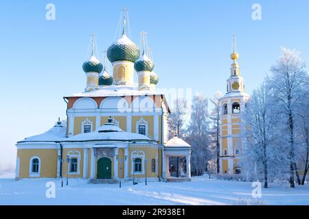 Antica Cattedrale della Trasfigurazione (1713) con un campanile in una gelida mattinata di gennaio. Uglich, regione di Yaroslavl. Anello d'oro della Russia Foto Stock