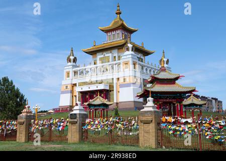 ELISTA, RUSSIA - 4 GIUGNO 2023: Tempio buddista 'Abode dorato del Buddha Shakyamuni' in un soleggiato giorno di giugno Foto Stock