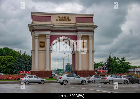 NALCHIK, RUSSIA - 06 GIUGNO 2023: Arco di Trionfo 'Forever with Russia'. Nalchik, Kabardino-Balkaria Foto Stock