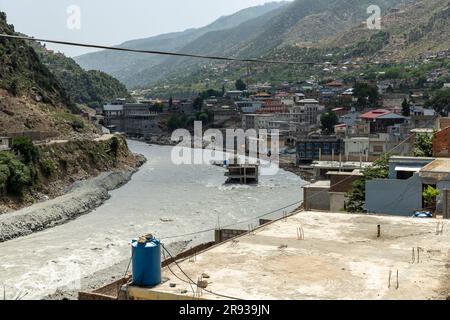 Edificio abbandonato danneggiato dalle inondazioni del fiume Swat nella valle del Bahrain, Pakistan Foto Stock