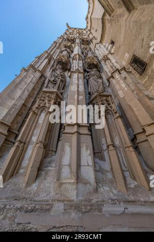 Siviglia, Spagna - 14 giugno 2023 : Vista laterale particolare porta dell'assunzione (puerta de la asuncion). Cattedrale di Siviglia (Catedral de Sevilla). Foto Stock