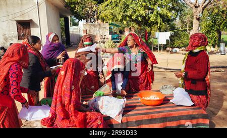 Donna indiana che riceve un regalo dalla nonna su Diwali. Grande stagione di festival indiani. Foto Stock