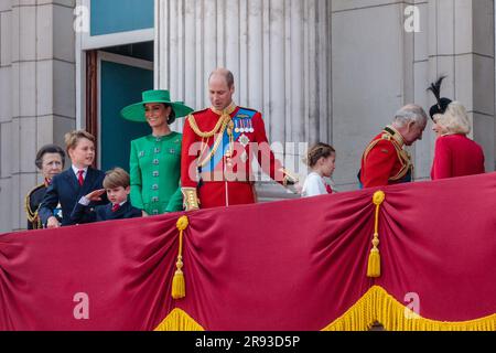La famiglia reale britannica sul balcone di Buckingham Palace per osservare il sorvolo del Trooping the Colour. Foto di Amanda Rose/Alamy Foto Stock