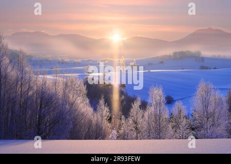 Sunrise e Sun Pillar Foto Stock