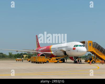 Thanh Hoa, Vietnam - 7 aprile 2018: VietJet Airbus A321 NEO all'aeroporto di Tho Xuan a Thanh Hoa, Vietnam. VietJet è una delle principali compagnie aeree a basso costo in Vietnam Foto Stock