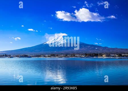 Fuji e il lago Kawaguchi di mattina Foto Stock