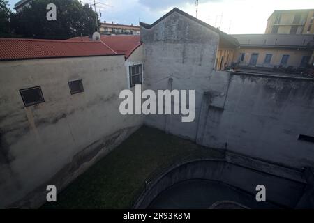 Cortile interno in un isolato di case al tramonto Foto Stock