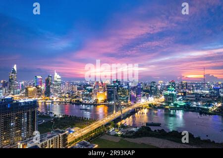 Tramonto sul lungofiume di Saigon, città di ho chi Minh in Vietnam. Foto scattata il giugno 2023. Foto Stock