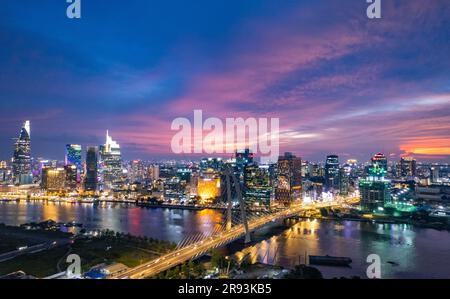 Tramonto sul lungofiume di Saigon, città di ho chi Minh in Vietnam. Foto scattata il giugno 2023. Foto Stock