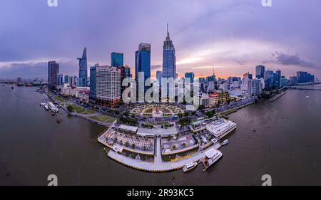 Tramonto sul lungofiume di Saigon, città di ho chi Minh in Vietnam. Foto scattata il giugno 2023. Foto Stock