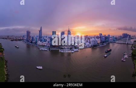 Tramonto sul lungofiume di Saigon, città di ho chi Minh in Vietnam. Foto scattata il giugno 2023. Foto Stock