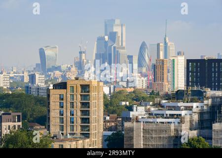 Point Hill, Lewisham, Londra, Regno Unito. 24 giugno 2023. Meteo Regno Unito. Vista da Point Hill a Lewisham a Londra guardando verso i grattacieli della città di Londra in una mattinata di caldo e nebulizzato sole. Foto: Graham Hunt/Alamy Live News Foto Stock