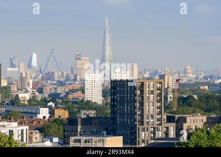 Point Hill, Lewisham, Londra, Regno Unito. 24 giugno 2023. Meteo Regno Unito. Vista da Point Hill a Lewisham a Londra guardando verso il grattacielo Shard in una mattinata di caldo e torrido sole. Foto: Graham Hunt/Alamy Live News Foto Stock