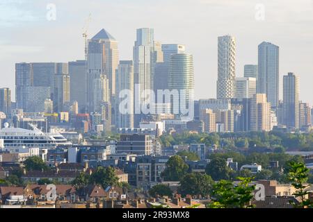 Point Hill, Lewisham, Londra, Regno Unito. 24 giugno 2023. Meteo Regno Unito. Vista da Point Hill a Lewisham a Londra guardando verso i grattacieli di Canary Wharf in una mattinata di caldo e nebulizzato sole. Foto: Graham Hunt/Alamy Live News Foto Stock