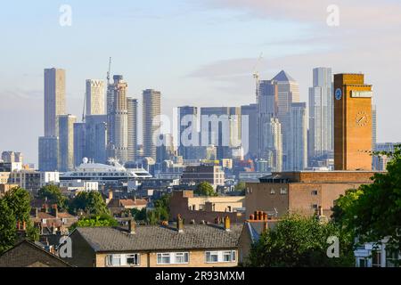 Point Hill, Lewisham, Londra, Regno Unito. 24 giugno 2023. Meteo Regno Unito. Vista da Point Hill a Lewisham a Londra guardando verso i grattacieli di Canary Wharf in una mattinata di caldo e nebulizzato sole. Foto: Graham Hunt/Alamy Live News Foto Stock