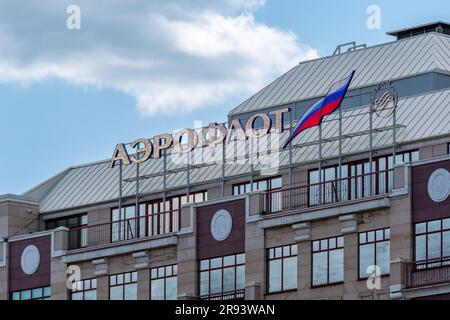 Cartello e logo sulla parte superiore dell'edificio che ospita la sede della compagnia aerea nazionale russa Aeroflot, situata all'inizio di Arbat Street Foto Stock