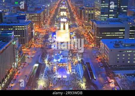 Scena notturna del Sapporo Snow Festival nel Parco odori vista dalla torre della televisione Foto Stock