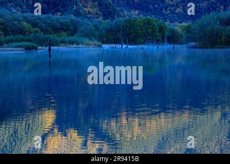 Stagno di Taisho al mattino a Kamikochi Foto Stock