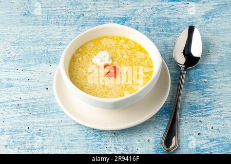 Zuppa di pesce condita su un piatto di porcellana bianca Foto Stock