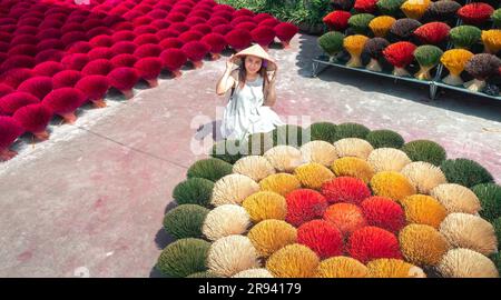 I tradizionali lavoratori del villaggio dell'incenso di Ung Hoa stanno facendo il processo di essiccazione dell'incenso. Questo è un famoso incenso artigianale mak Foto Stock