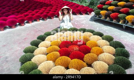 I tradizionali lavoratori del villaggio dell'incenso di Ung Hoa stanno facendo il processo di essiccazione dell'incenso. Questo è un famoso incenso artigianale mak Foto Stock