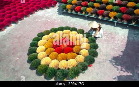 I tradizionali lavoratori del villaggio dell'incenso di Ung Hoa stanno facendo il processo di essiccazione dell'incenso. Questo è un famoso incenso artigianale mak Foto Stock