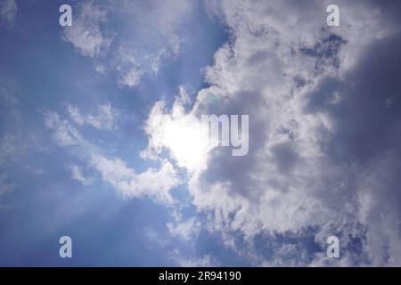Cielo blu con nuvole bianche e nere Foto Stock