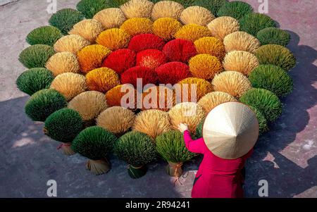 I tradizionali lavoratori del villaggio dell'incenso di Ung Hoa stanno facendo il processo di essiccazione dell'incenso. Questo è un famoso incenso artigianale mak Foto Stock