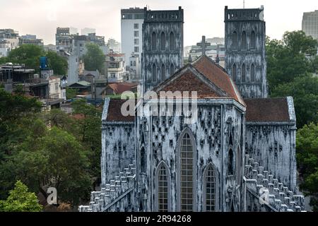 Dietro la cattedrale di Hanoi, in Vietnam. La chiesa è stata progettata in stile gotico medievale europeo, molto popolare nel XII secolo, sulla base del m Foto Stock