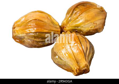 Cozze baklava isolate su sfondo bianco. Prelibatezze della cucina turca. Baklava turca. primo piano Foto Stock