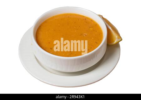 Zuppa di lenticchie isolata su sfondo bianco. Prelibatezze della cucina turca. nome locale: ezo gelin corba Foto Stock