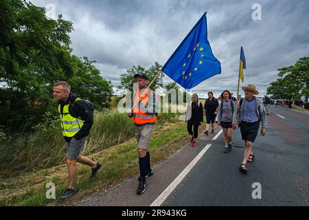 Pohorelice, Repubblica Ceca. 24 giugno 2023. Decine di cittadini cechi e tedeschi hanno partecipato alla marcia di riconciliazione di 30 km da Pohorelice a Brno, Repubblica Ceca, il 24 giugno 2023, per celebrare le vittime della deportazione post-bellica degli abitanti di lingua tedesca da Brno. Crediti: Patrik Uhlir/CTK Photo/Alamy Live News Foto Stock