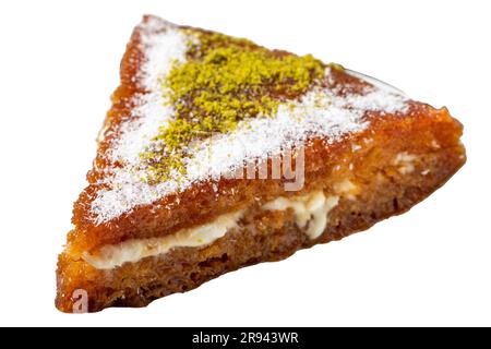 Dessert kadayif con crema isolata su sfondo bianco. Dessert di cucina turca. primo piano Foto Stock