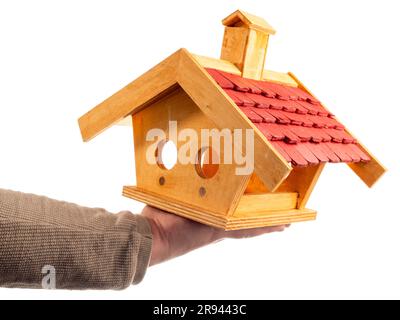 Alimentatore di uccelli su una mano allungata su sfondo bianco. Primo piano alimentatore uccello. Foto Stock